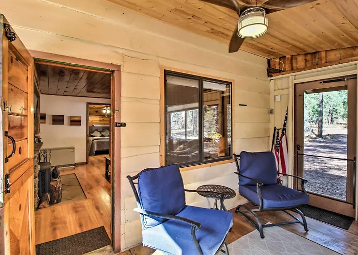 Deck & Grill: Pet-friendly Lakeside *
